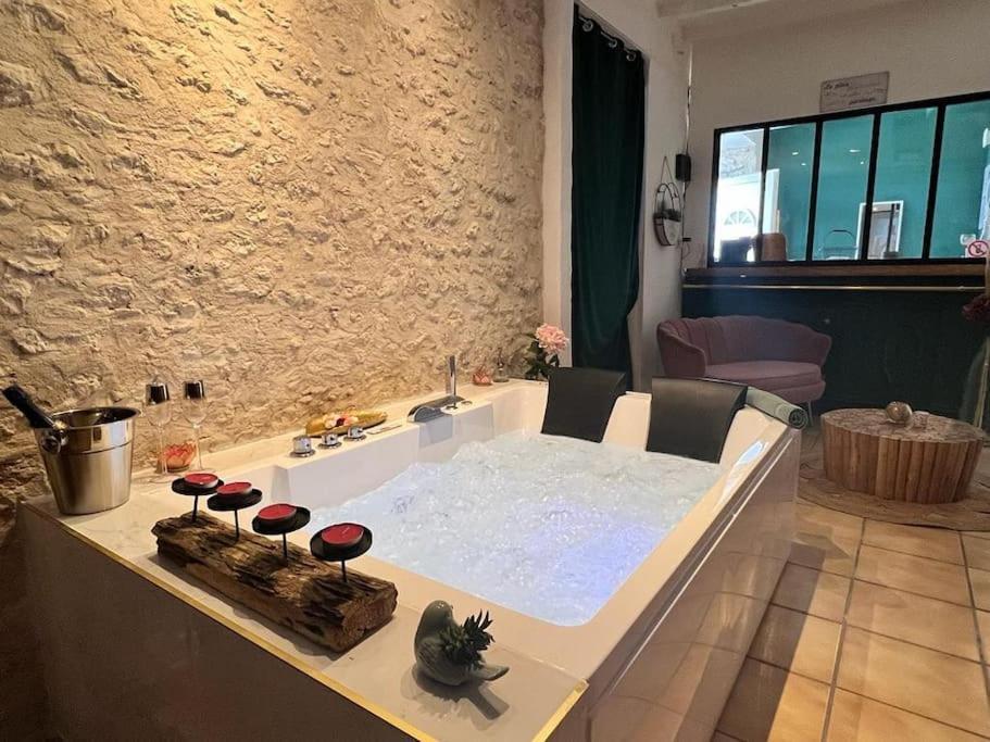 Suite Romance - Jacuzzi Moret-sur-Loing Exterior photo