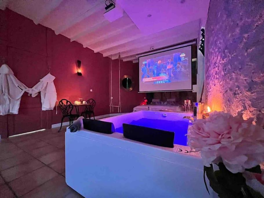 Suite Romance - Jacuzzi Moret-sur-Loing Exterior photo