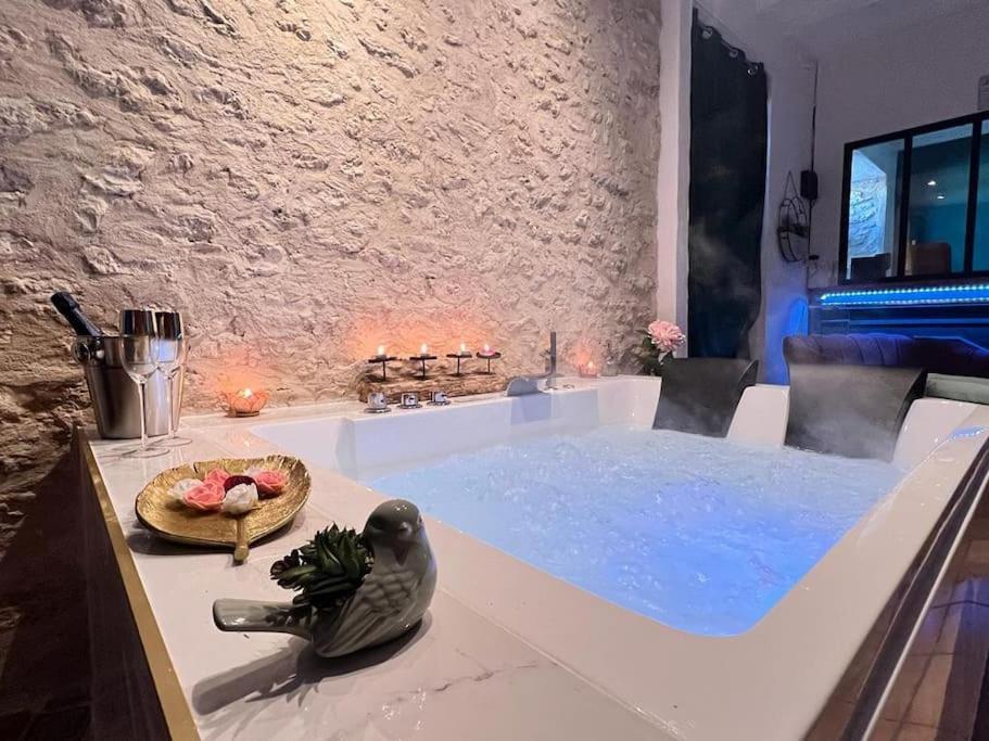 Suite Romance - Jacuzzi Moret-sur-Loing Exterior photo