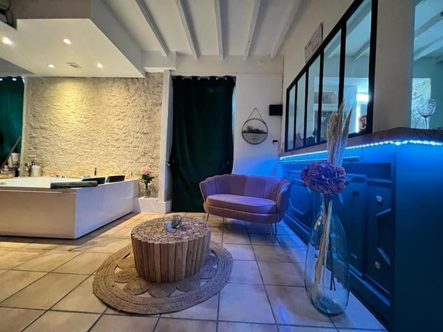 Suite Romance - Jacuzzi Moret-sur-Loing Exterior photo