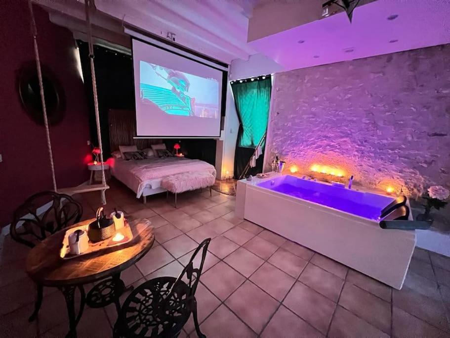 Suite Romance - Jacuzzi Moret-sur-Loing Exterior photo