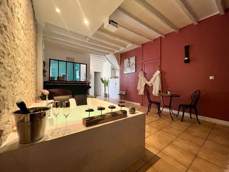 Suite Romance - Jacuzzi Moret-sur-Loing Exterior photo